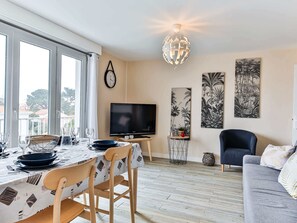 TV, bøker og kontorer