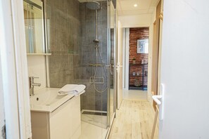 Dusche, Haartrockner, Handtücher