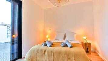 3 chambres, bureau, fer et planche Ă repasser, lit parapluie