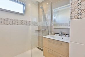 Hiustenkuivaaja, bidee, pyyhkeet