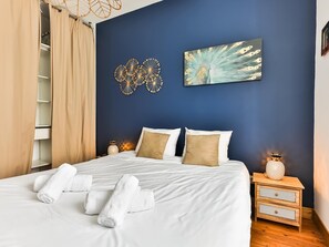 2 slaapkamers, een bureau, een strijkplank/strijkijzer, reisbedje