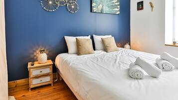 2 Schlafzimmer, Schreibtisch, Bügeleisen/Bügelbrett, Reisekinderbett