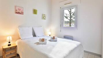 2 bedrooms, iron/ironing board, WiFi, bed sheets