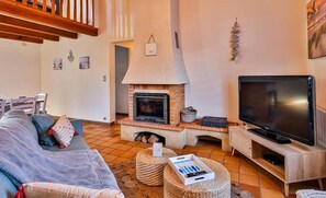 Télévision, cheminée, espaces bureaux