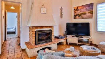 Una televisión, una chimenea, una oficina