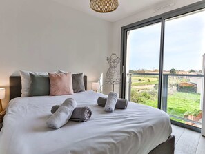 2 sovrum, strykjärn/strykbräda, resesäng och sängkläder