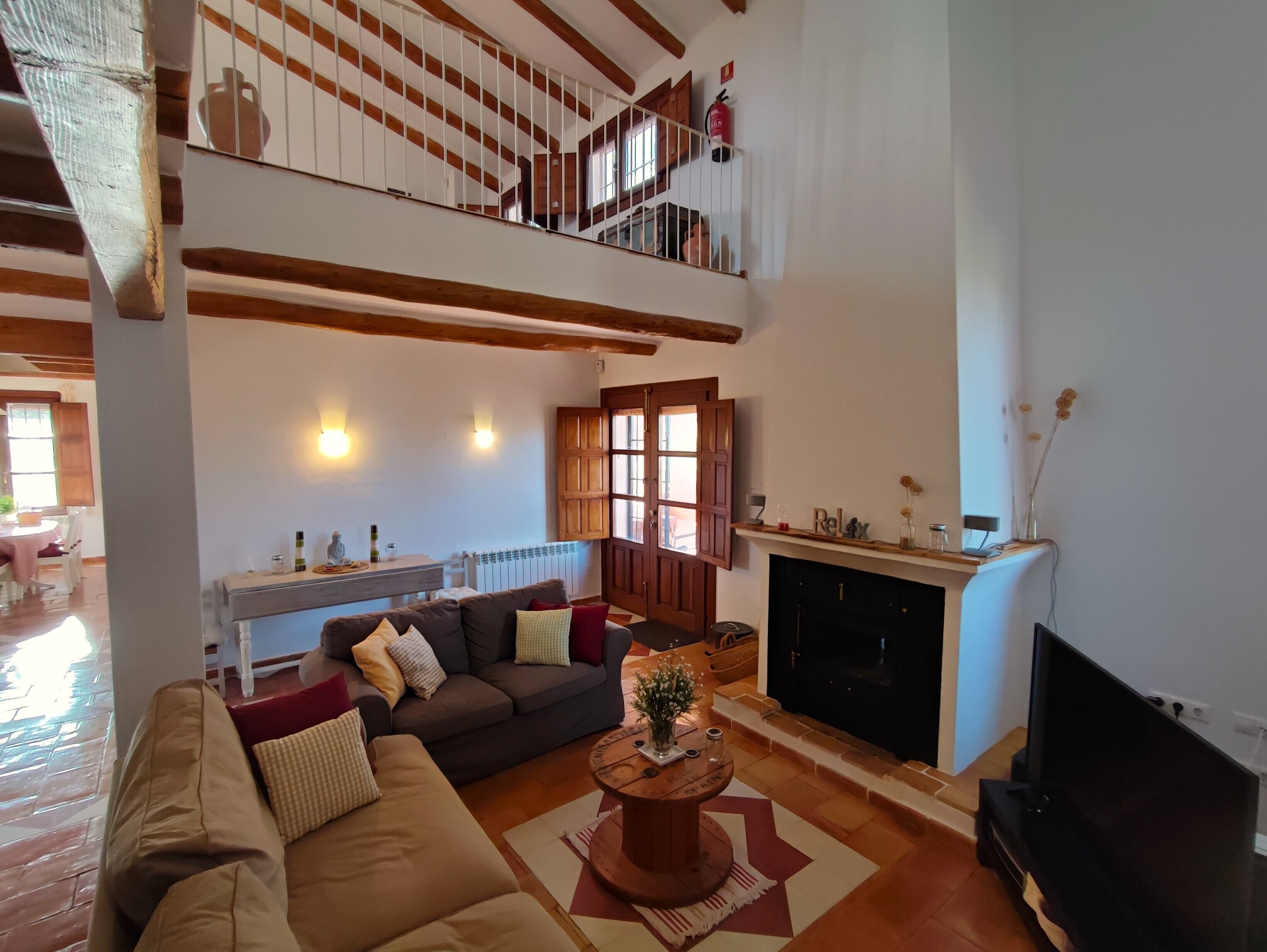 Télévision, cheminée, lecteur de DVD, chaîne hi-fi