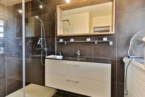 Dusche, Haartrockner, Handtücher