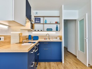 Kühlschrank, Mikrowelle, Ofen, Herdplatte