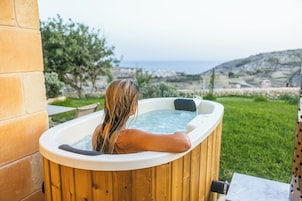 Bañera de hidromasaje al aire libre