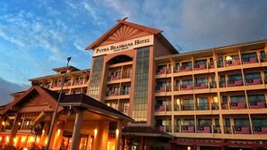 A multi-story hotel with a prominent sign reading "Putra Brasmana Hotel Kuala Perlis". - Putra Brasmana Hotel (Kuala Perlis)