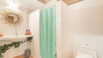 Een douche, handdoeken