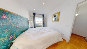 2 makuuhuonetta, silitysrauta/-lauta