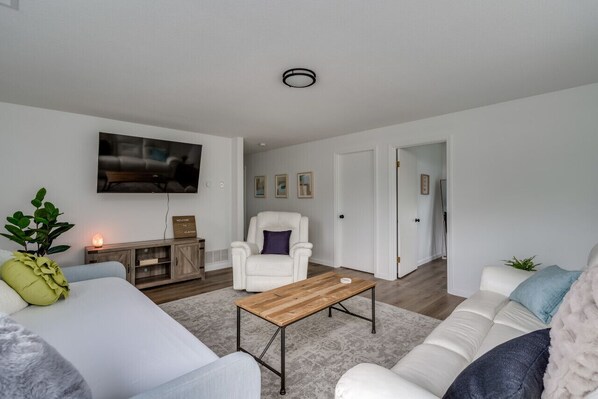 Smart TV - Modern & Spacious Clayton Apt - Near Water & Shops (Clayton)