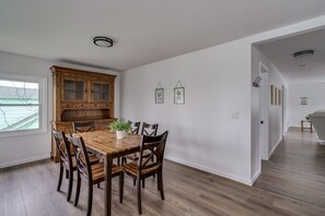 Dining - Modern & Spacious Clayton Apt - Near Water & Shops (Clayton)