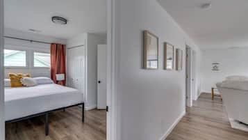2 habitaciones, escritorio y tabla de planchar con plancha