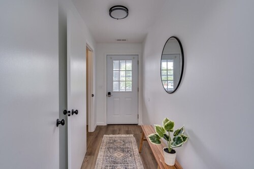 Modern & Spacious Clayton Apt - Near Water & Shops