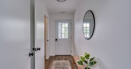 Modern & Spacious Clayton Apt - Near Water & Shops