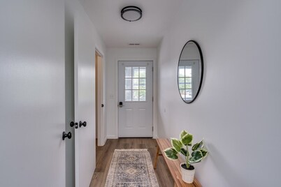 Modern & Spacious Clayton Apt - Near Water & Shops