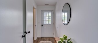 Modern & Spacious Clayton Apt - Near Water & Shops