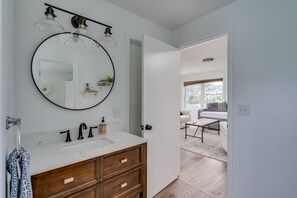 Hair dryer, towels - Modern & Spacious Clayton Apt - Near Water & Shops (Clayton)