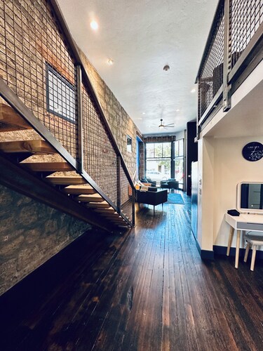 Stylish large Litch Hotel getaway with amenities for all