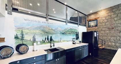 Stylish large Litch Hotel getaway with amenities for all