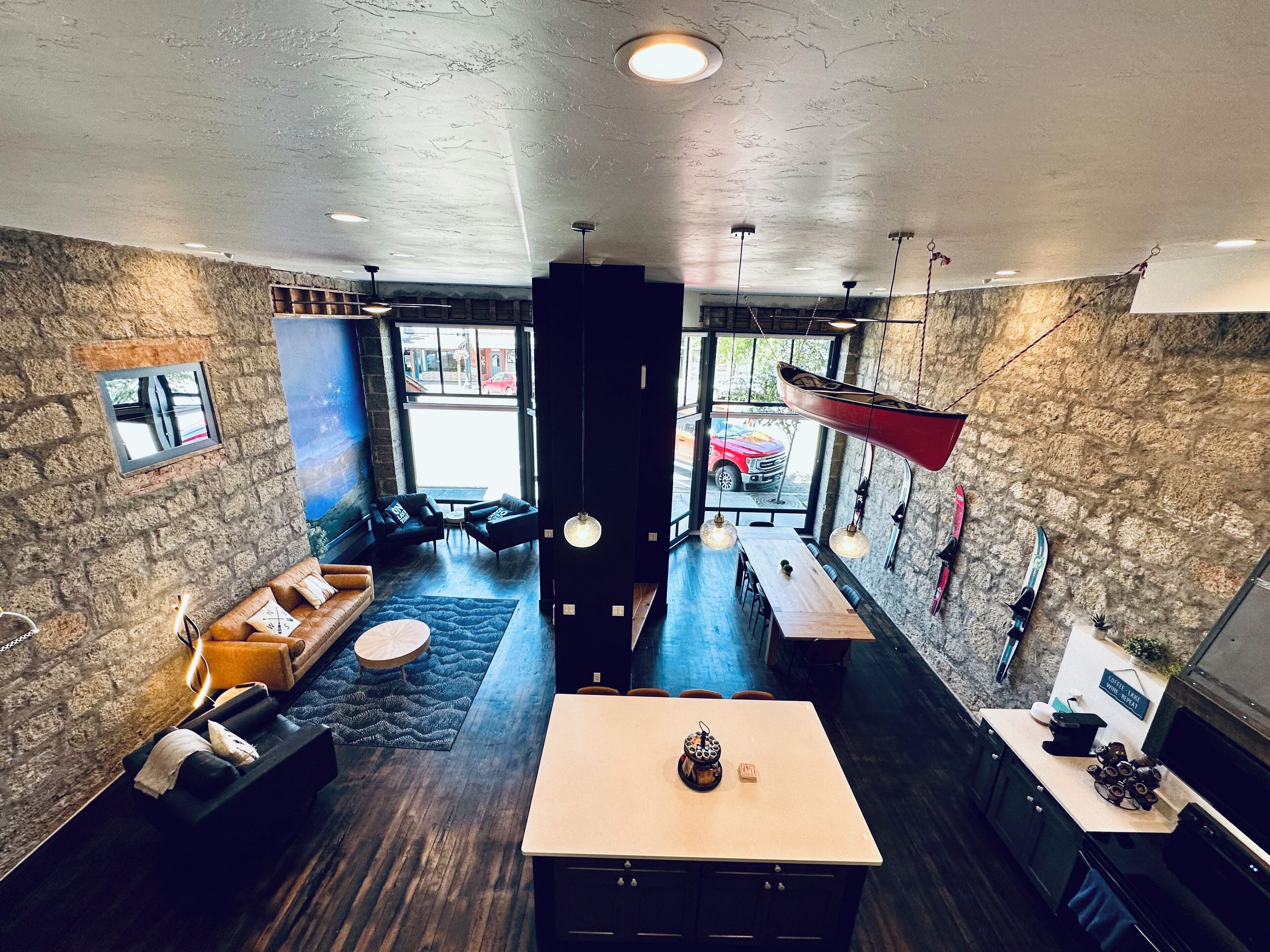 Smart TV, lareira, pebolim, escritórios