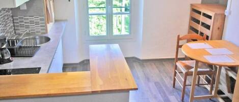 Refrigerador, microondas, parrilla de estufa y cafetera y tetera