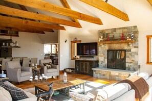 TV, peis og kontorer