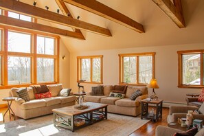 TV, peis og kontorer