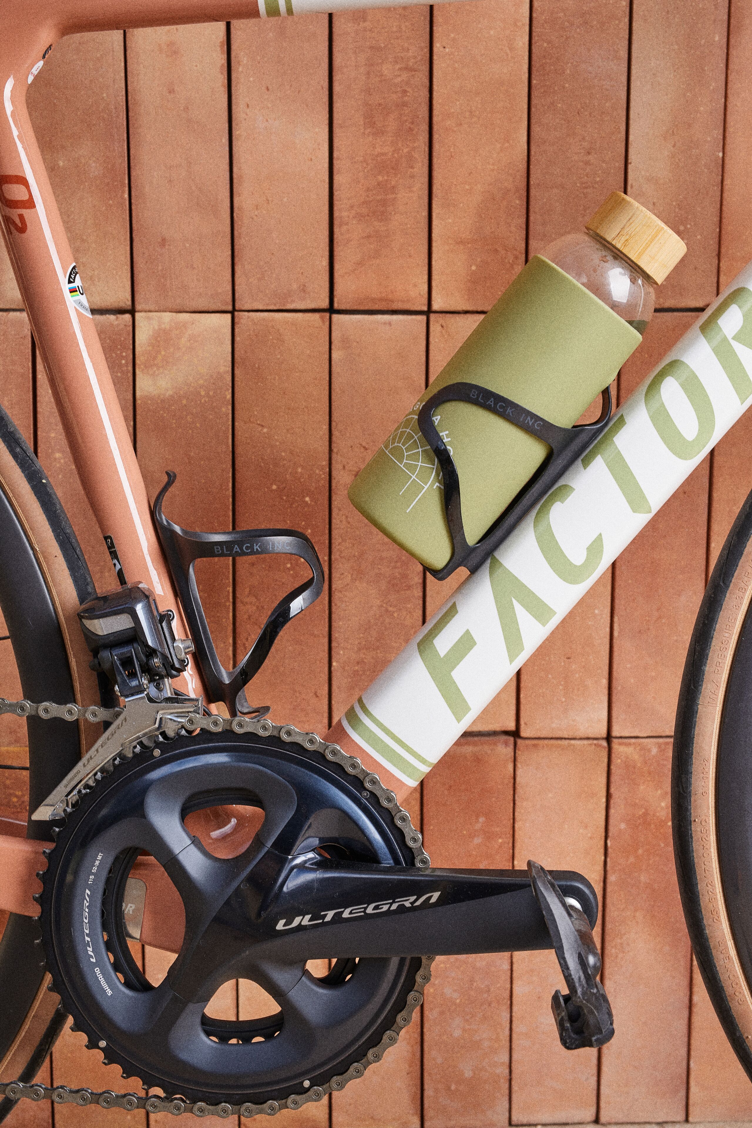 Una bicicleta con portabebidas y una botella de agua.