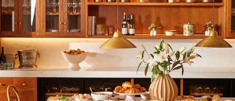 Daily full breakfast (EUR 15 per person)