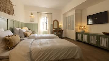 Deluxe Room | Egyptian cotton sheets, premium bedding, in-room safe