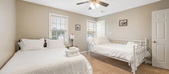 Hemingway's Hideaway | Walkable | King Bed