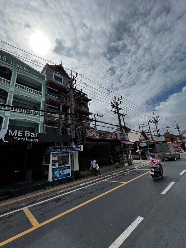 A street view with a bar named "ME Bar" and a food restaurant. - Royal Vista (Patong)