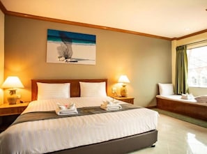 Deluxe Double Room | In-room safe, desk, laptop workspace, soundproofing - Royal Vista (Patong)