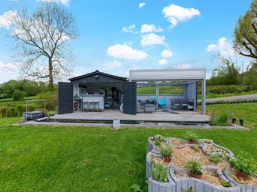 Gemütliches Ferienhaus in La Reid mit Whirlpool