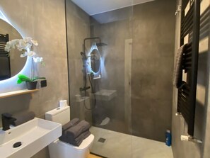 シャワー、ヘアドライヤー、タオル
