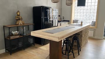 Een koelkast, een magnetron, een oven, een vaatwasser