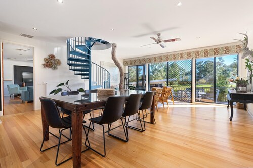 Tree House on the Murray - Incredible five bedroom, two bathroom resort style home on the Murray River