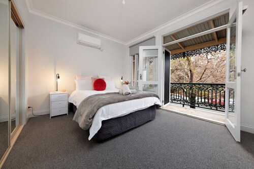Central Style at the Gardens - Stunning three bedroom classic in the heart of Albury