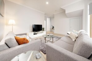 TV - Central Style at the Gardens - Stunning three bedroom classic in the heart of Albury (Albury)