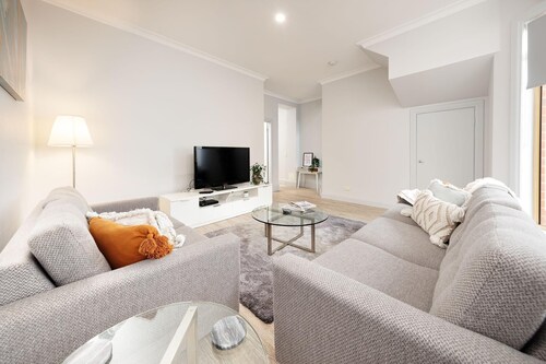 Central Style at the Gardens - Stunning three bedroom classic in the heart of Albury