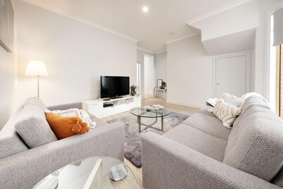 Central Style at the Gardens - Stunning three bedroom classic in the heart of Albury