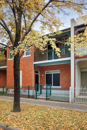 Exterior - Central Style at the Gardens - Stunning three bedroom classic in the heart of Albury (Albury)
