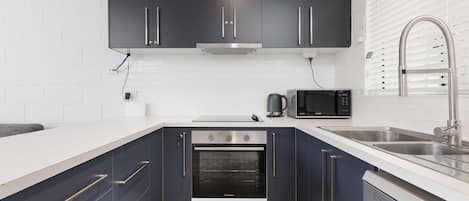 Four Ă micro-ondes, un four, surface de cuisson, lave-vaisselle