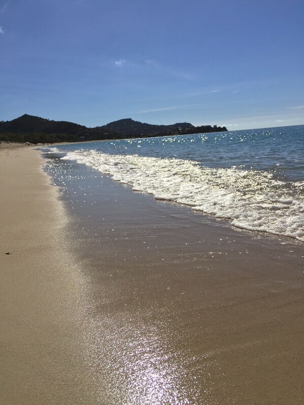 Una spiaggia nelle vicinanze