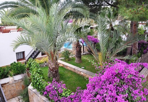 'Villa Beside the Sea - 3 Bedrooms' with Shared Pool & Wi-Fi