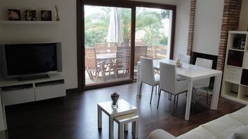 Una televisión, un reproductor de DVD, un reproductor estéreo